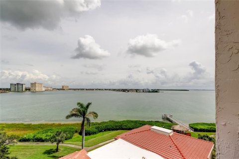 Condo in Saint Petersburg, Florida, 2 bedrooms № 2239139