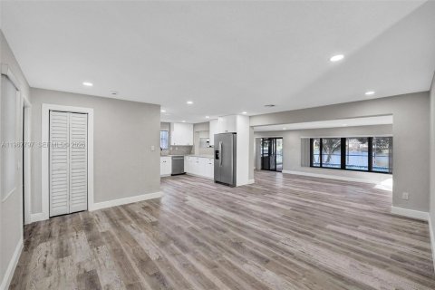 Casa en venta en Miami Gardens, Florida, 3 dormitorios, 178.28 m2 № 2030333 - foto 4