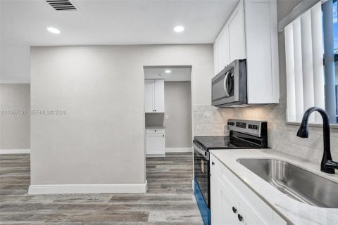 Casa en venta en Miami Gardens, Florida, 3 dormitorios, 178.28 m2 № 2030333 - foto 11