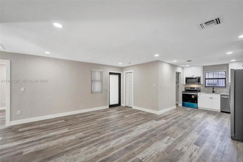 Casa en venta en Miami Gardens, Florida, 3 dormitorios, 178.28 m2 № 2030333 - foto 5