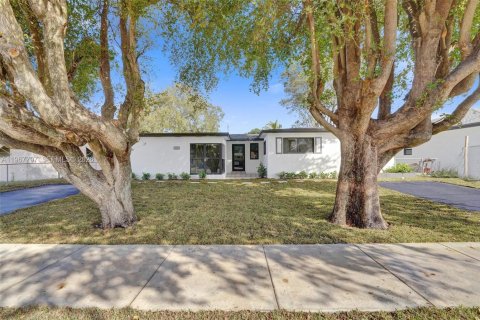 Casa en venta en Miami Gardens, Florida, 3 dormitorios, 178.28 m2 № 2030333 - foto 2