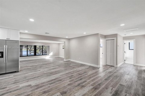 Casa en venta en Miami Gardens, Florida, 3 dormitorios, 178.28 m2 № 2030333 - foto 3