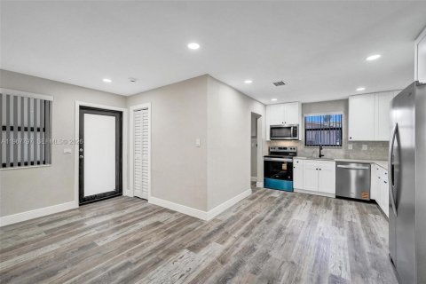 Casa en venta en Miami Gardens, Florida, 3 dormitorios, 178.28 m2 № 2030333 - foto 8