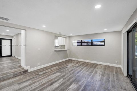 Casa en venta en Miami Gardens, Florida, 3 dormitorios, 178.28 m2 № 2030333 - foto 16