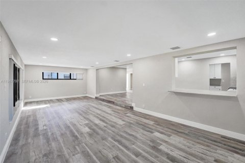 Casa en venta en Miami Gardens, Florida, 3 dormitorios, 178.28 m2 № 2030333 - foto 18