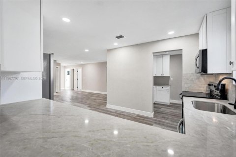 Casa en venta en Miami Gardens, Florida, 3 dormitorios, 178.28 m2 № 2030333 - foto 19