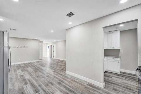 Casa en venta en Miami Gardens, Florida, 3 dormitorios, 178.28 m2 № 2030333 - foto 12