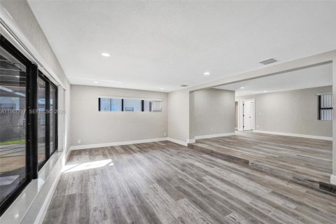 Casa en venta en Miami Gardens, Florida, 3 dormitorios, 178.28 m2 № 2030333 - foto 15