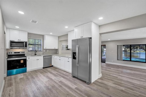 Casa en venta en Miami Gardens, Florida, 3 dormitorios, 178.28 m2 № 2030333 - foto 9