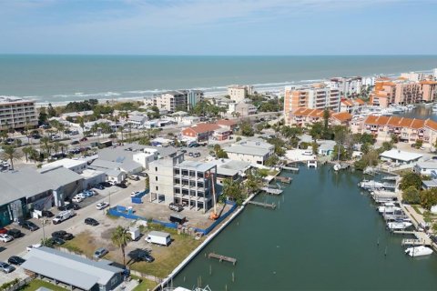 House in Madeira Beach, Florida 9 bedrooms, 427.35 sq.m. № 1111049 - photo 21