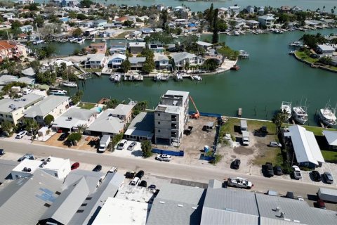 House in Madeira Beach, Florida 9 bedrooms, 427.35 sq.m. № 1111049 - photo 24