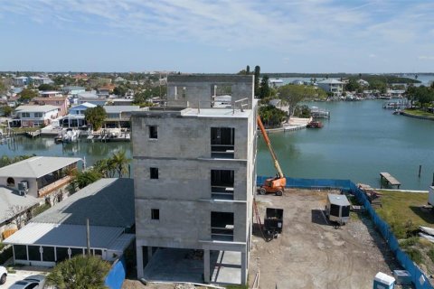 House in Madeira Beach, Florida 9 bedrooms, 427.35 sq.m. № 1111049 - photo 18