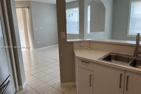 Copropriété à louer à Miami, Floride: 3 chambres, 131.92 m2 № 2023752 - photo 6