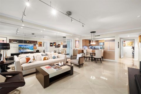 Condo in Miami Beach, Florida, 2 bedrooms  № 2012696 - photo 6