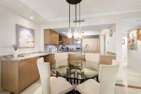 Condo in Miami Beach, Florida, 2 bedrooms  № 2012696 - photo 10