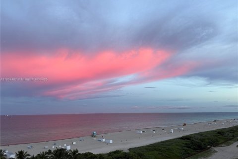 Condo in Miami Beach, Florida, 2 bedrooms  № 2012696 - photo 16