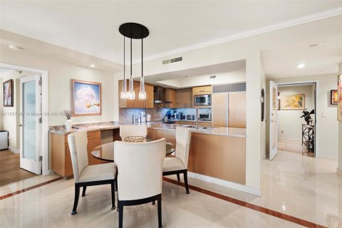 Condo in Miami Beach, Florida, 2 bedrooms  № 2012696 - photo 14