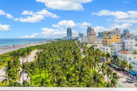 Condo in Miami Beach, Florida, 2 bedrooms  № 2012696 - photo 4