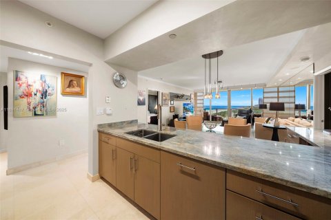 Condo in Miami Beach, Florida, 2 bedrooms  № 2012696 - photo 9