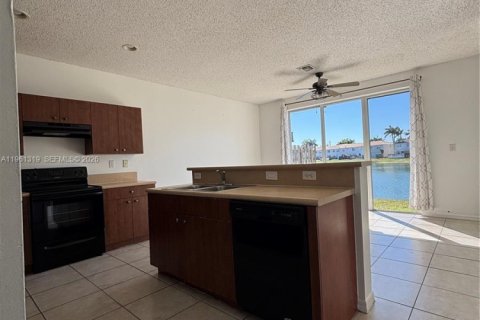 Touwnhouse à louer à Homestead, Floride: 3 chambres, 147.16 m2 № 2080812 - photo 5