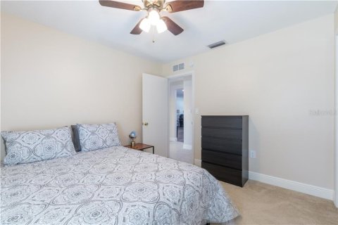 House in Tampa, Florida 4 bedrooms, 141.49 sq.m. № 2106075 - photo 13