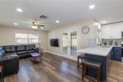House in Tampa, Florida 4 bedrooms, 141.49 sq.m. № 2106075 - photo 3