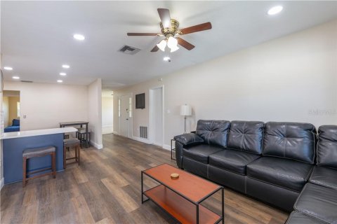 House in Tampa, Florida 4 bedrooms, 141.49 sq.m. № 2106075 - photo 4