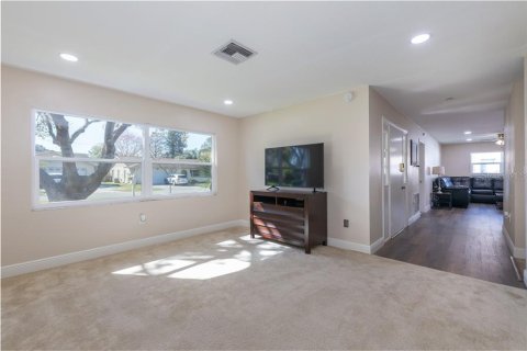 House in Tampa, Florida 4 bedrooms, 141.49 sq.m. № 2106075 - photo 23
