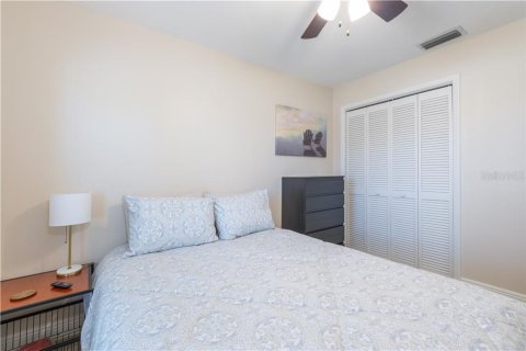 House in Tampa, Florida 4 bedrooms, 141.49 sq.m. № 2106075 - photo 15