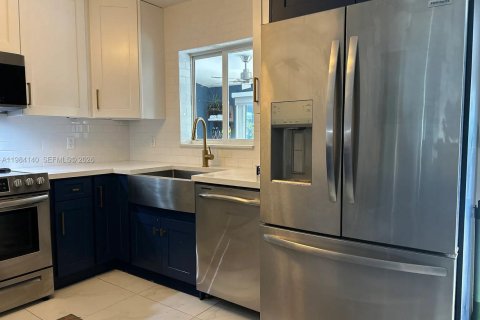 Casa en alquiler en Miami, Florida, 3 dormitorios, 101.45 m2 № 2045568 - foto 19