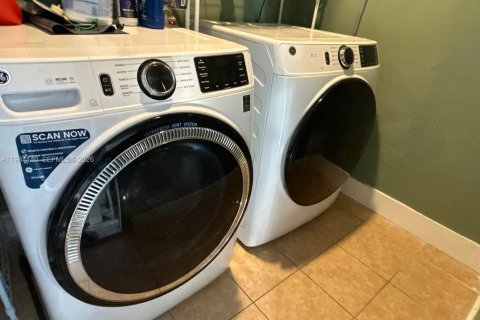 Casa en alquiler en Miami, Florida, 3 dormitorios, 101.45 m2 № 2045568 - foto 10