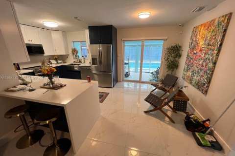 Casa en alquiler en Miami, Florida, 3 dormitorios, 101.45 m2 № 2045568 - foto 4