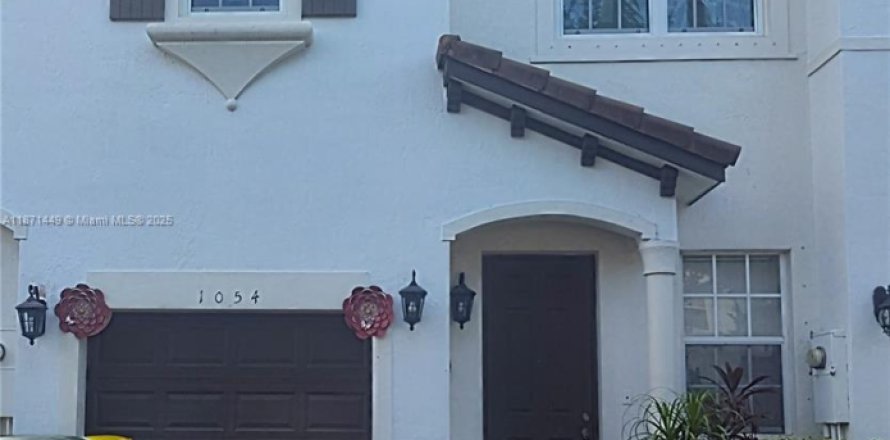 Adosado en Homestead, Florida 4 dormitorios, 147.9 m2 № 1926059