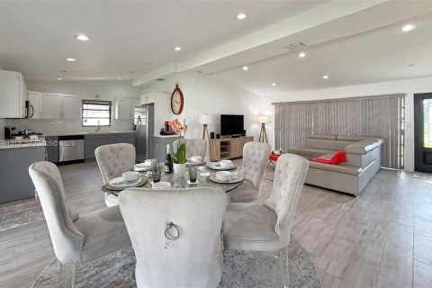 House in Fort Lauderdale, Florida 2 bedrooms, 127.83 sq.m. № 2394621 - photo 11