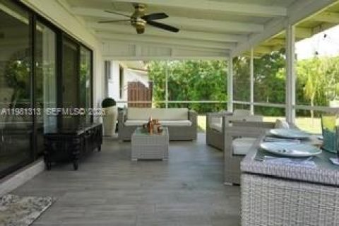 House in Fort Lauderdale, Florida 2 bedrooms, 127.83 sq.m. № 2394621 - photo 16