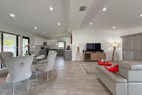 House in Fort Lauderdale, Florida 2 bedrooms, 127.83 sq.m. № 2394621 - photo 8