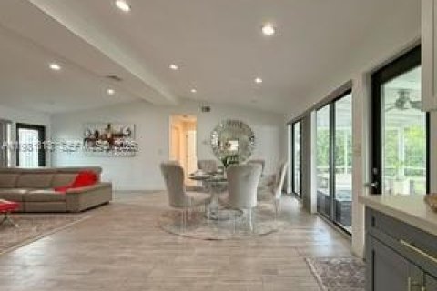 House in Fort Lauderdale, Florida 2 bedrooms, 127.83 sq.m. № 2394621 - photo 10