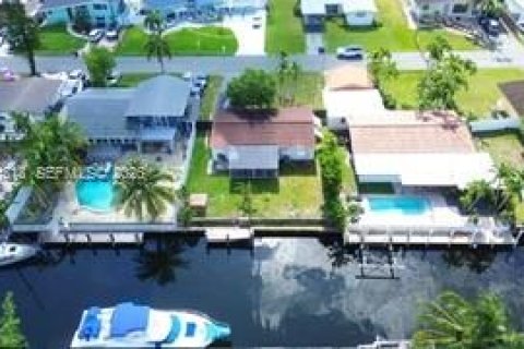 House in Fort Lauderdale, Florida 2 bedrooms, 127.83 sq.m. № 2394621