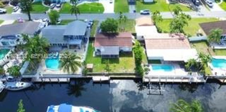 House in Fort Lauderdale, Florida 2 bedrooms, 127.83 sq.m. № 2394621