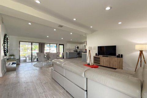 House in Fort Lauderdale, Florida 2 bedrooms, 127.83 sq.m. № 2394621 - photo 5