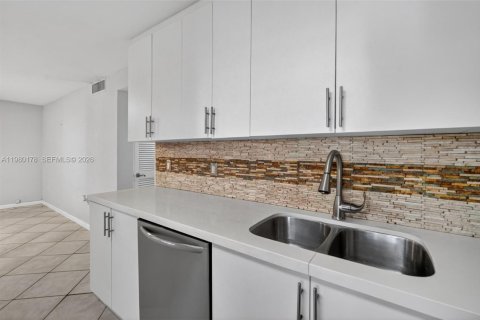 Снять в аренду квартиру в Майами, Флорида 2 спальни, 64.01м2, № 2046461 - фото 8