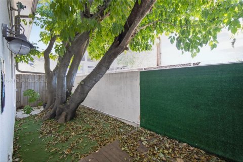 Снять в аренду квартиру в Майами, Флорида 2 спальни, 64.01м2, № 2046461 - фото 2