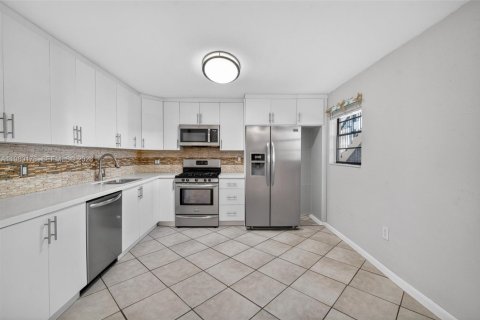 Снять в аренду квартиру в Майами, Флорида 2 спальни, 64.01м2, № 2046461 - фото 9