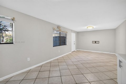 Снять в аренду квартиру в Майами, Флорида 2 спальни, 64.01м2, № 2046461 - фото 7