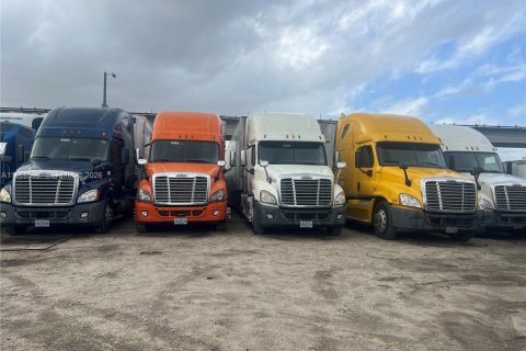 Commercial property in Hialeah, Florida № 2038577