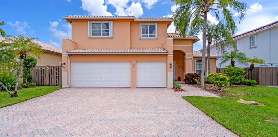 House in Doral, Florida 4 bedrooms, 293.76 sq.m. № 1830420