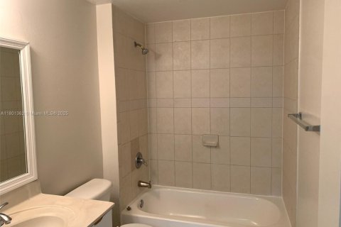 Condominio en alquiler en Cutler Bay, Florida, 2 dormitorios, 75.16 m2 № 1742283 - foto 9