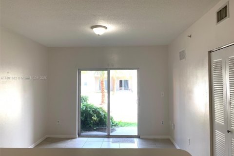 Condominio en alquiler en Cutler Bay, Florida, 2 dormitorios, 75.16 m2 № 1742283 - foto 4