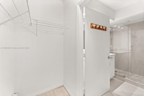 Condo in Miami Beach, Florida, 2 bedrooms  № 1954303 - photo 9