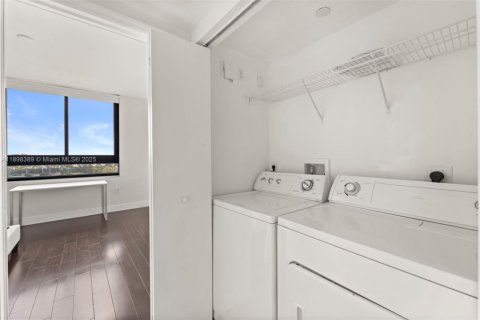 Condo in Miami Beach, Florida, 2 bedrooms  № 1954303 - photo 12